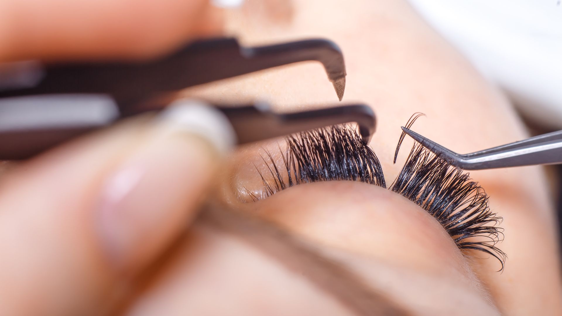 Avec nos extensions de cils, dites adieu au mascara et accueillez des cils longs, recourbés et parfaitement définis du matin jusqu'au soir.